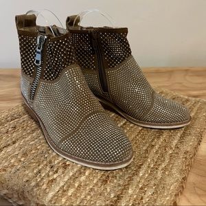 Van Eli Silver Studded Suede Ankle Boots Sz 4 Girls